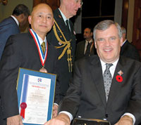 hg-lt-govcroppeda Hermie Garcia, Philippine Reporter editor, receives award from Ontario Lieutenant Governor, Hon. David C. Onley, at Queens Park on Oct. 30, 2008.