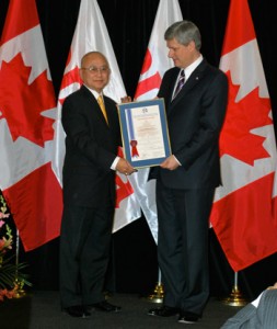 The Philippine Reporter publisher and editor receives “Best  Editorial and Visual Presentation” award from National Ethnic Press and Media Council of Canada thru Prime Minister Stephen Harper on Nov. 21, 2009. PHOTO: MG