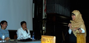 Author Riza Khamal (right) asks a question at the “Bayanihan” forum on the LCP changes. At left is Rafael Fabregas and Paul de la Cruz, president of Philippine Press Club-Ontario, moderator.