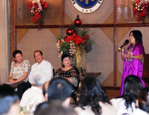 awardee-lilac-singing1 Lilac Caña, recipient of the 2010 Pamana Ng Pilipino Presidential Award, singing at Malacanang Palace.