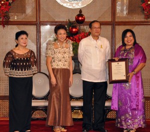 awardee-lilac2 From left : CFO Acting Executive Director, Mary Grace A. Tirona; CFO Secretary Imelda M. Nicolas; President Benigno S. Aquino III and Lilac Caña